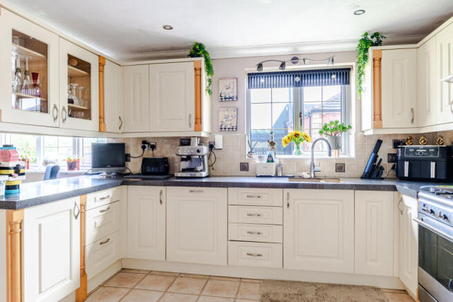 5 bed Detached for sale Image 12