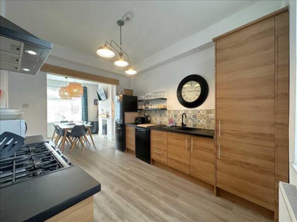 4 bed House for sale Image 8