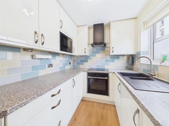 2 bed Flat for sale Image 7