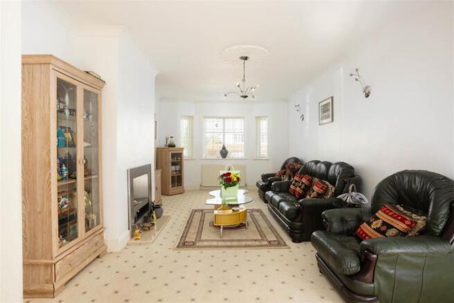 5 bed Detached for sale Image 8