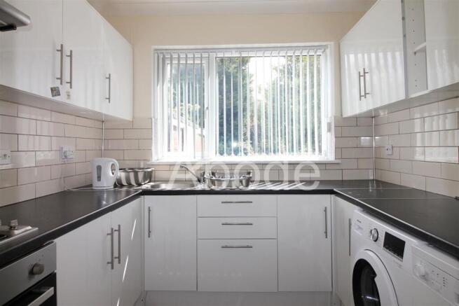5 bed House to rent Image 5