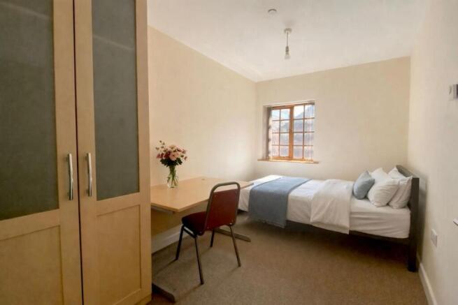 3 bed Flat to rent Image 7