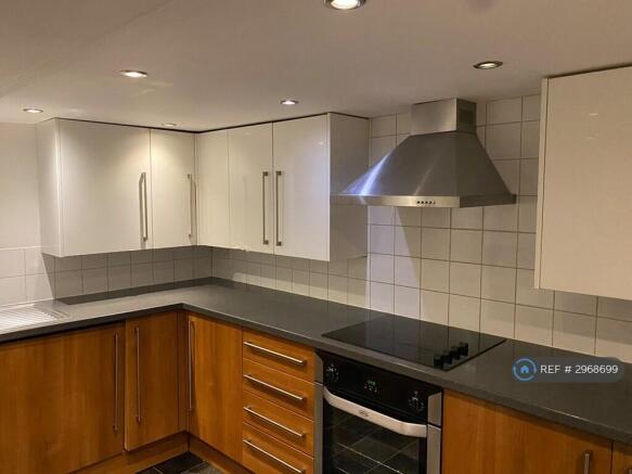2 bed Terraced to rent Image 6