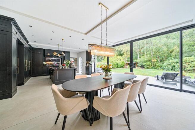 6 bed Detached for sale Image 9