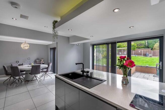 5 bed Detached for sale Image 4
