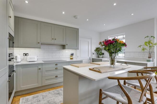5 bed Detached for sale Image 9