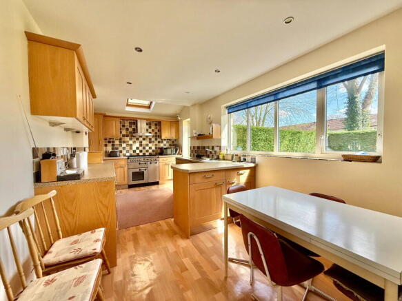 4 bed Detached for sale Image 8
