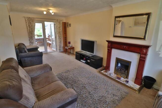 OPEN PLAN LOUNGE/DINING ROOM