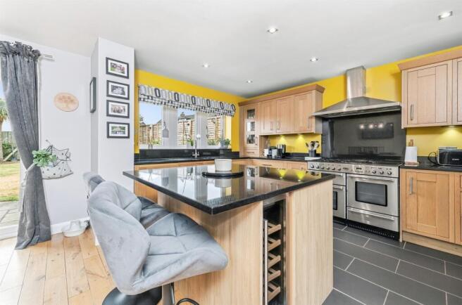 4 bed Detached for sale Image 7