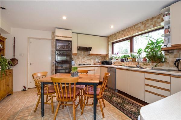 KITCHEN/BREAKFAST