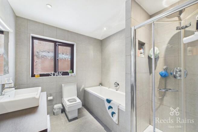 5 bed Detached for sale Image 5