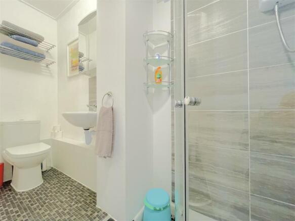 ANNEXE SHOWER ROOM