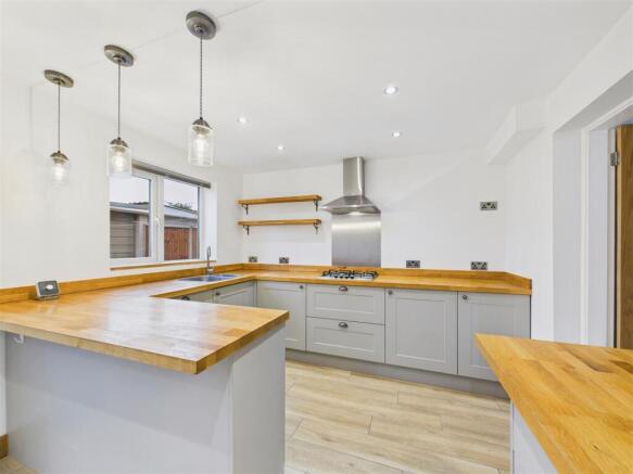 3 bed Semi-Detached for sale Image 7