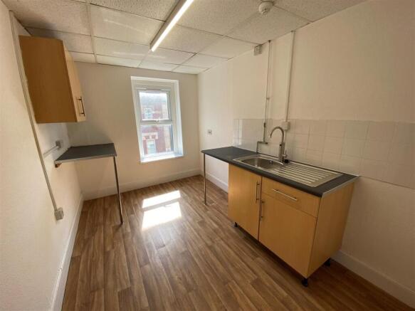 1,35 Holton Road - kitchen.jpg