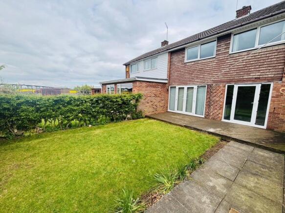 3 bed Semi-Detached to rent Image 9