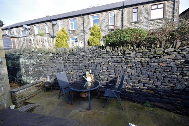 16  13 Cross Hill, Greetland, HX4 8JU garden.JPG
