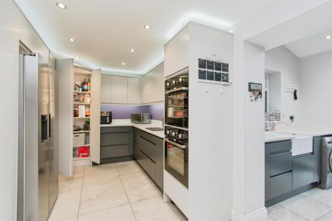 4 bed Detached for sale Image 8