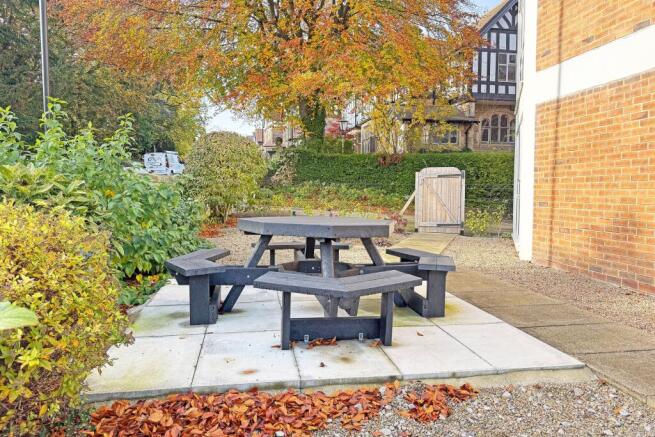 3 bed Flat for sale Image 8