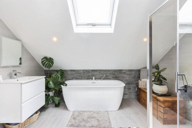 5 bed Detached for sale Image 9