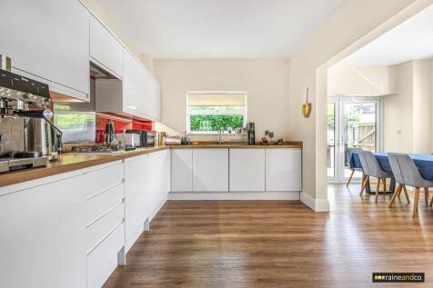 Gorgeous detached home end of cul de sac and close to the station