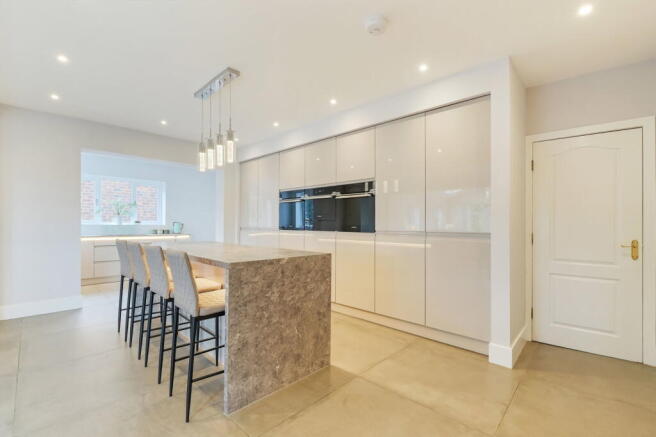 5 bed Detached for sale Image 6