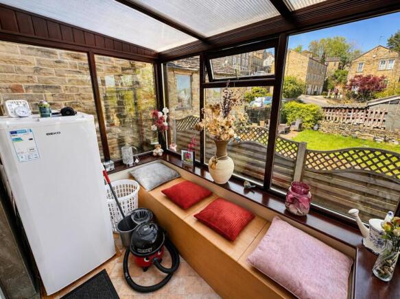 5 bed Detached for sale Image 11