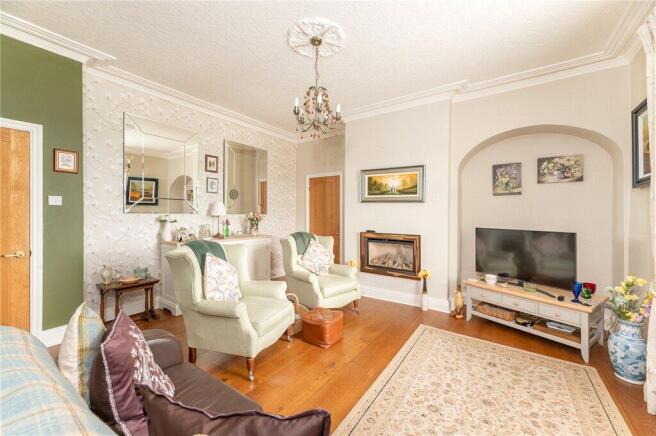 5 bed Detached for sale Image 8