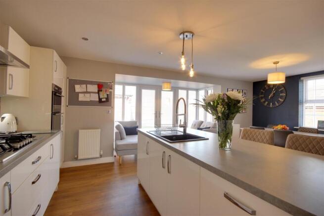 5 bed Detached for sale Image 10