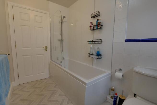 2 bed Flat to rent Image 11
