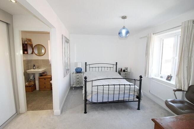 4 bed Detached for sale Image 9