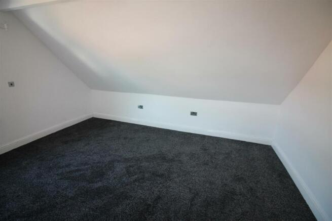4 bed House to rent Image 6