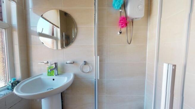 4 bed Terraced to rent Image 5