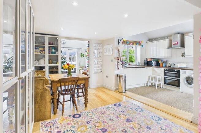 CAM02519G0-PR0233-STILL008