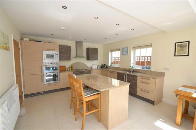 KITCHEN / DINING / F