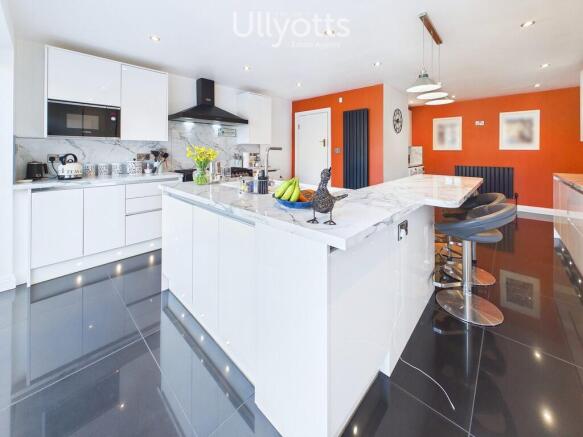4 bed Detached for sale Image 11