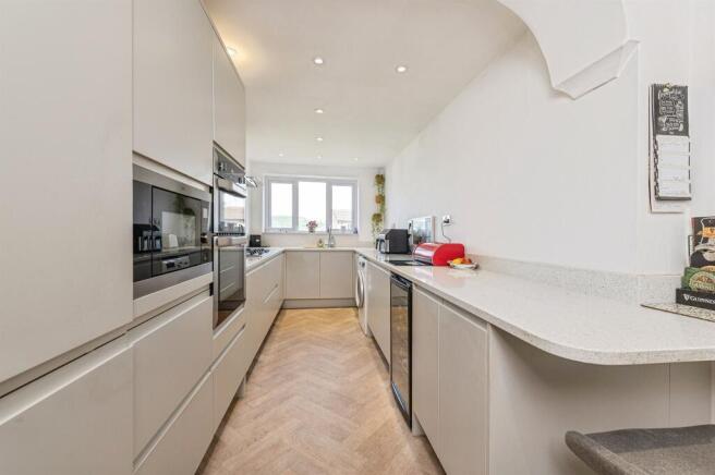 4 bed Detached for sale Image 7