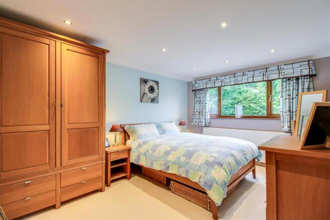 5 bed Detached for sale Image 11