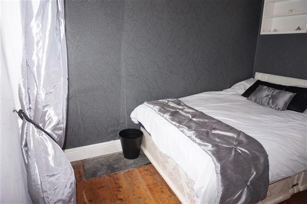 BACK BEDROOM 2 :