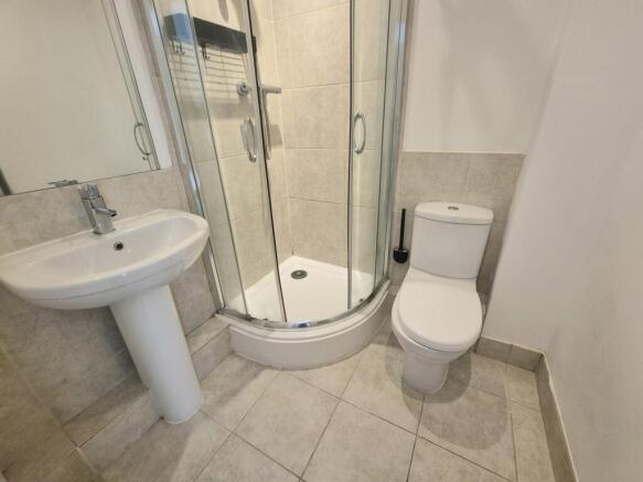 3 bed Apartment to rent Image 6