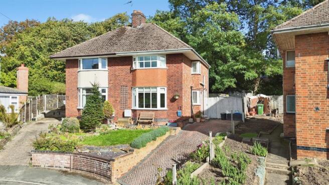 3-bed semi-detached on Station Avenue, Warwick, £350,000