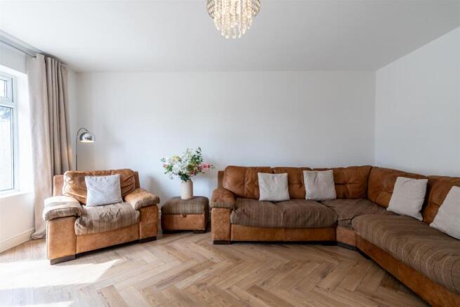 5 bed Detached for sale Image 9