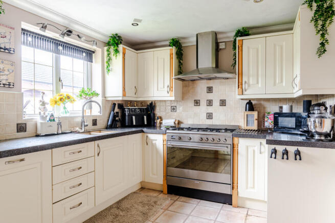 5 bed Detached for sale Image 11