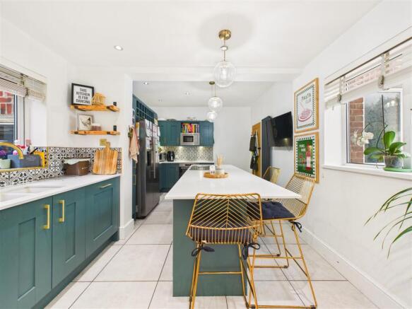 4 bed Semi-Detached for sale Image 4