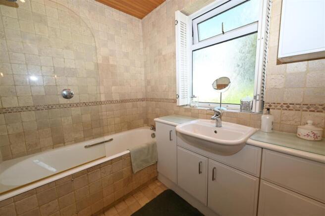 4 bed Detached Bungalow for sale Image 11