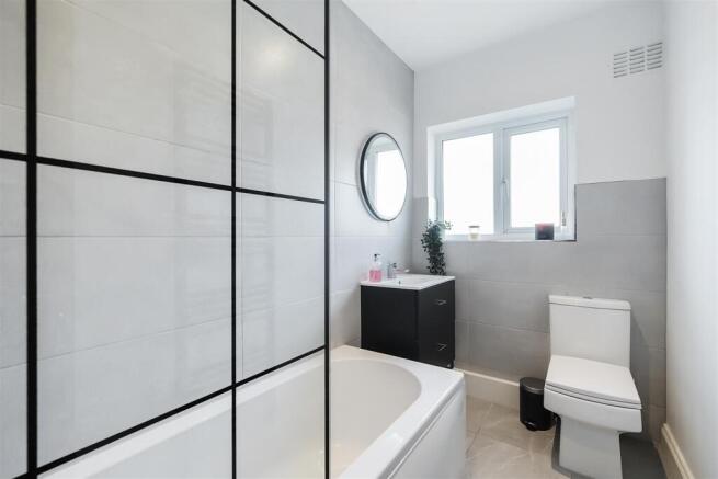 Bathroom (2).jpg