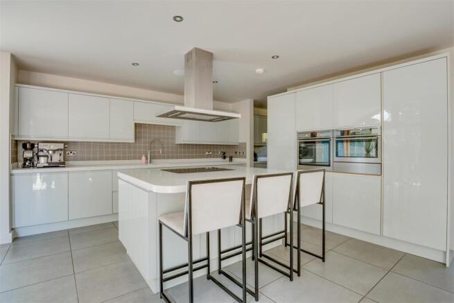 4 bed Detached for sale Image 8