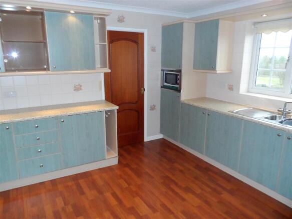 FITTED KITCHEN/DININ