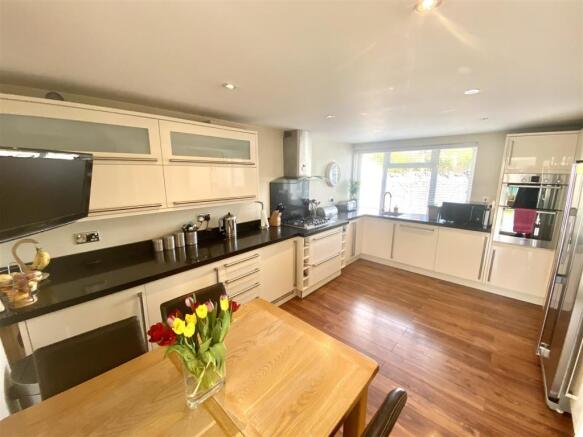 KITCHEN/BREAKFAST ROOM