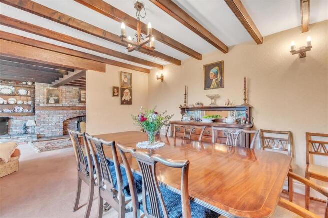5 bed Detached for sale Image 4