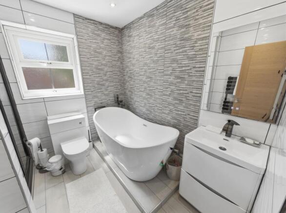 4 bed Detached for sale Image 8